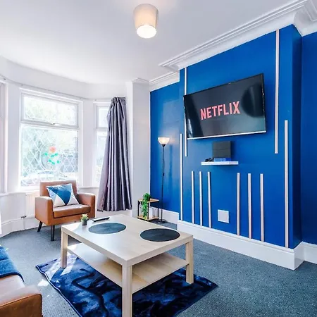 Tatil Evi New Large 4 Bedroom House, Sleeps 9, Games Room, Free Parking, Ps4 Manchester