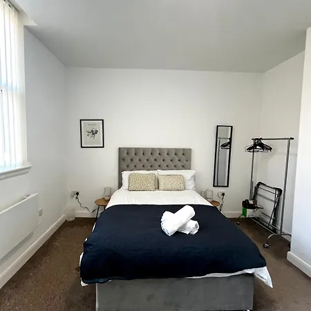 The Failsworth Collection - Stylish With Free Parking Apartment *