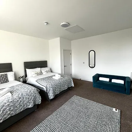 The Failsworth Collection - Stylish With Free Parking Apartment