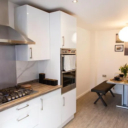 Bright & Luxurious With Garden Apartment *