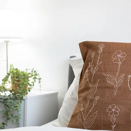 Bright & Luxurious With Garden Apartment Manchester