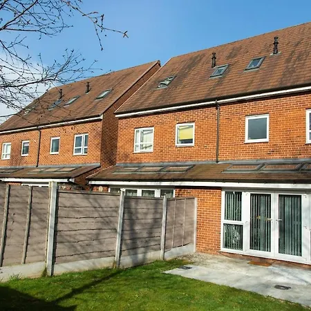 Bright & Luxurious With Garden דירה