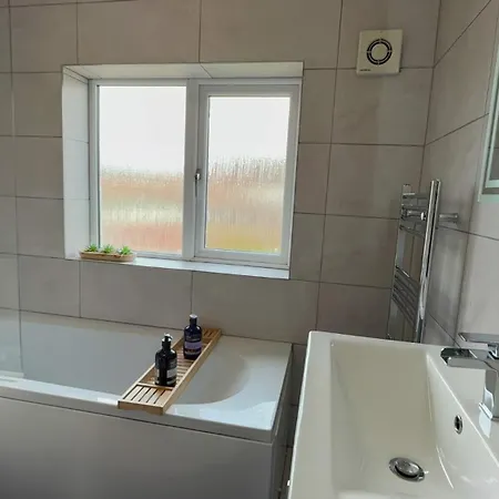 Apartment Contractor Stays, Fast Wifi, Free Parking, Work