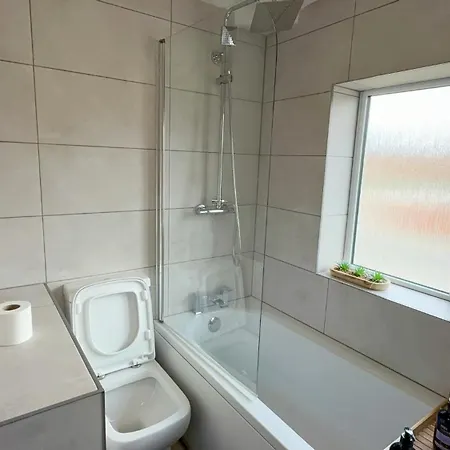 Apartment Contractor Stays, Fast Wifi, Free Parking, Work *