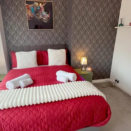 Apartment Contractor Stays, Fast Wifi, Free Parking, Work