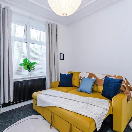 Apartman Stunning 3bedroom Home, Game Room, Free Parking, Fully Stocked, Sleeps 8 *