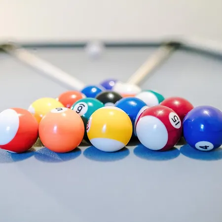 Stunning 3bedroom Home, Game Room, Free Parking, Fully Stocked, Sleeps 8