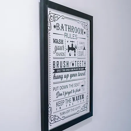 Stunning 3bedroom Home, Game Room, Free Parking, Fully Stocked, Sleeps 8 * Manchester