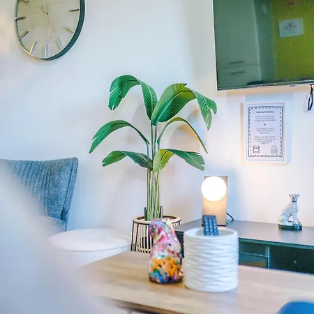 Huge 5 Bedroom Townhouse In Salford, Free Parking, Sleeps Up To 11 Guests מנצ'סטר