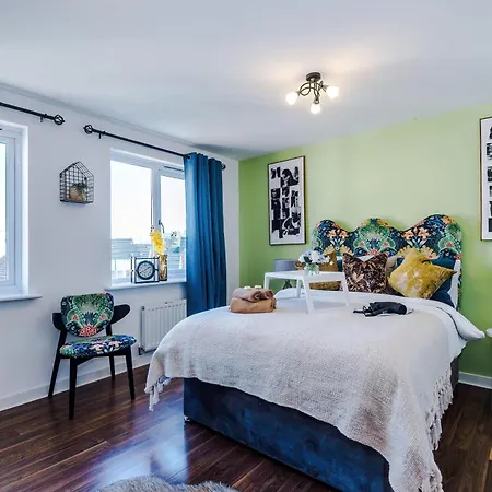 Huge 5 Bedroom Townhouse In Salford, Free Parking, Sleeps Up To 11 Guests דירה