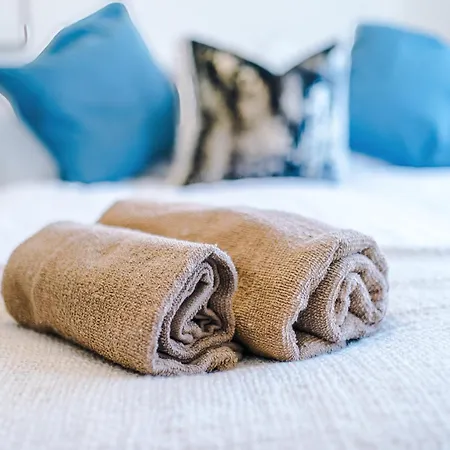 Huge 5 Bedroom Townhouse In Salford, Free Parking, Sleeps Up To 11 Guests דירה