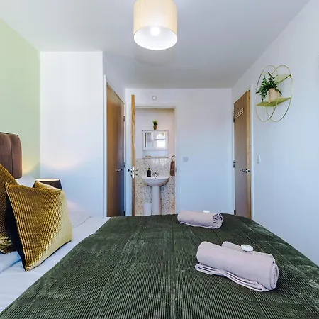 Huge 5 Bedroom Townhouse In Salford, Free Parking, Sleeps Up To 11 Guests דירה