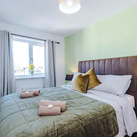 Huge 5 Bedroom Townhouse In Salford, Free Parking, Sleeps Up To 11 Guests דירה *