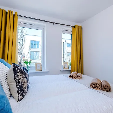 Huge 5 Bedroom Townhouse In Salford, Free Parking, Sleeps Up To 11 Guests * מנצ'סטר