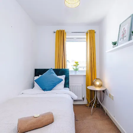 דירה Huge 5 Bedroom Townhouse In Salford, Free Parking, Sleeps Up To 11 Guests