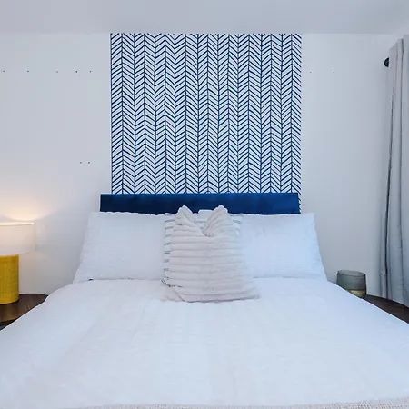 Huge 5 Bedroom Townhouse In Salford, Free Parking, Sleeps Up To 11 Guests דירה