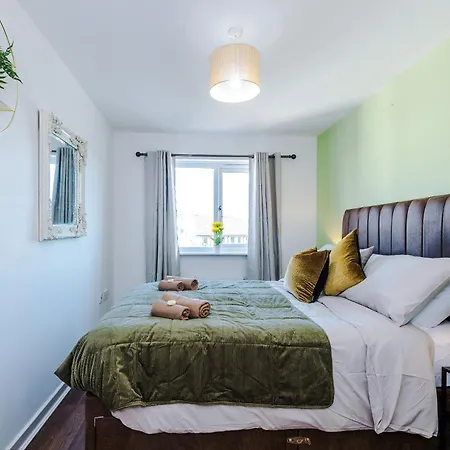 Huge 5 Bedroom Townhouse In Salford, Free Parking, Sleeps Up To 11 Guests מנצ'סטר