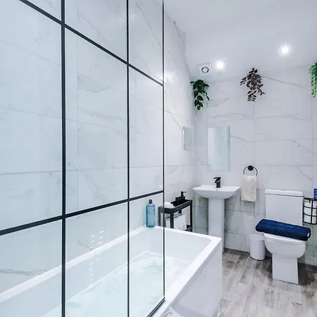 Incredible 4bedroom In Salford, Game Room, Free Parking, Smart Tv *