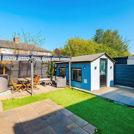 Stunning 3 Bedroom In Stretford, Game Room, Summer House, Smart Tv, Driveway Mánchester