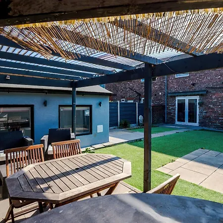 Stunning 3 Bedroom In Stretford, Game Room, Summer House, Smart Tv, Driveway *