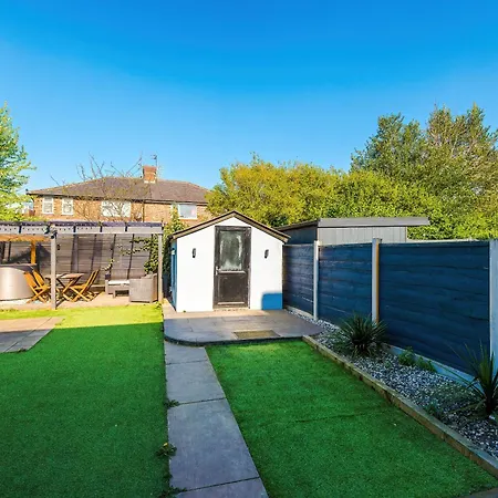 Stunning 3 Bedroom In Stretford, Game Room, Summer House, Smart Tv, Driveway Apartment Manchester