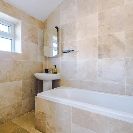 Stunning 3 Bedroom In Stretford, Game Room, Summer House, Smart Tv, Driveway *