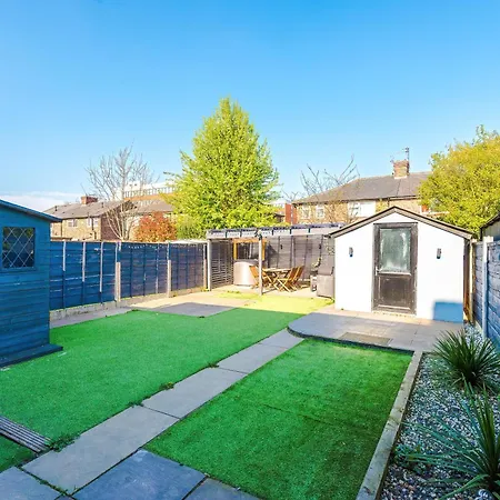 Stunning 3 Bedroom In Stretford, Game Room, Summer House, Smart Tv, Driveway