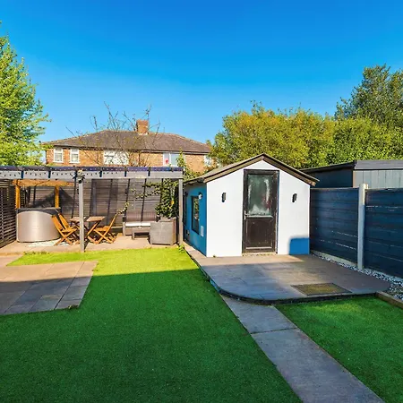 Stunning 3 Bedroom In Stretford, Game Room, Summer House, Smart Tv, Driveway *