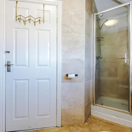 Stunning 3 Bedroom In Stretford, Game Room, Summer House, Smart Tv, Driveway Mánchester