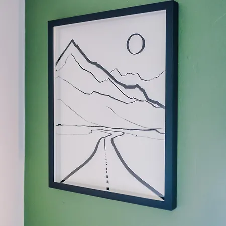 Stunning 3 Bedroom In Stretford, Game Room, Summer House, Smart Tv, Driveway