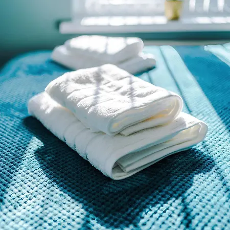 Stunning 3 Bedroom In Stretford, Game Room, Summer House, Smart Tv, Driveway *