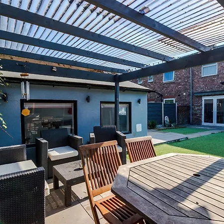 Stunning 3 Bedroom In Stretford, Game Room, Summer House, Smart Tv, Driveway * Mánchester
