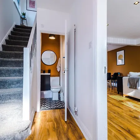 Stunning 3 Bedroom In Stretford, Game Room, Summer House, Smart Tv, Driveway