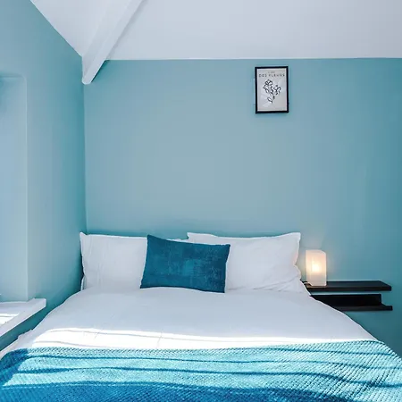 Stunning 3 Bedroom In Stretford, Game Room, Summer House, Smart Tv, Driveway *