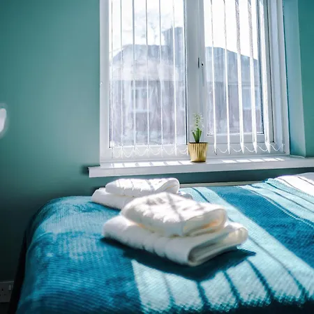 Stunning 3 Bedroom In Stretford, Game Room, Summer House, Smart Tv, Driveway Apartamento