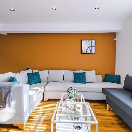 Stunning 3 Bedroom In Stretford, Game Room, Summer House, Smart Tv, Driveway *