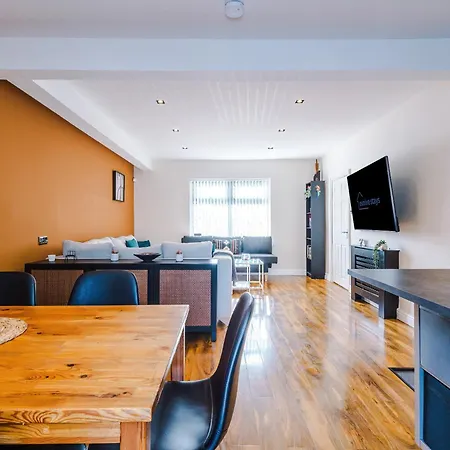 Stunning 3 Bedroom In Stretford, Game Room, Summer House, Smart Tv, Driveway Mánchester