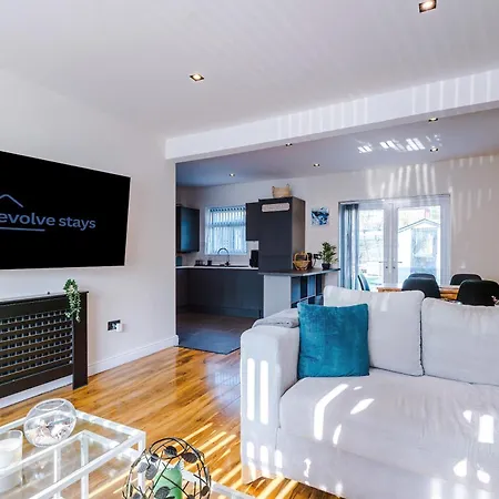 Stunning 3 Bedroom In Stretford, Game Room, Summer House, Smart Tv, Driveway Mánchester