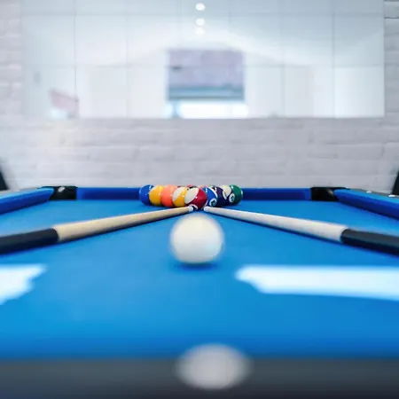 Stunning 3 Bedroom In Stretford, Game Room, Summer House, Smart Tv, Driveway *