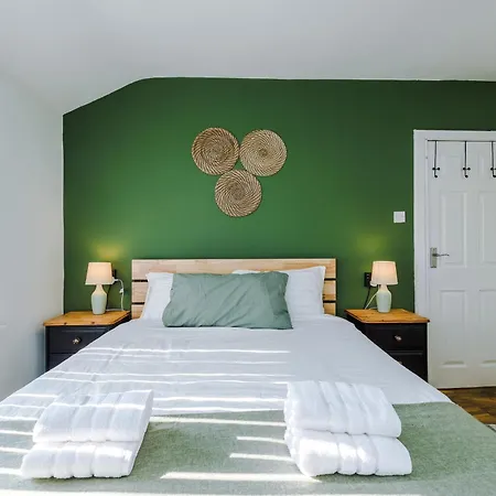 Stunning 3 Bedroom In Stretford, Game Room, Summer House, Smart Tv, Driveway Apartamento