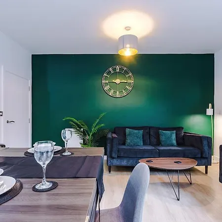 New, 2br Apartment, Pool Table, Parking, Ps4 Manchester