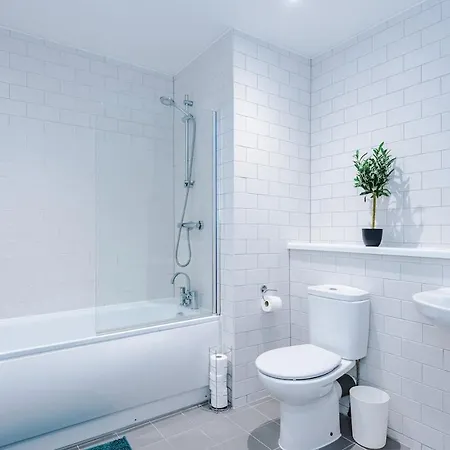 New, 2br Apartment, Pool Table, Parking, Ps4 Manchester