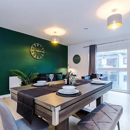 New, 2br Apartment, Pool Table, Parking, Ps4 Apartment Manchester
