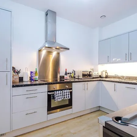 New, 2br Apartment, Pool Table, Parking, Ps4 * Manchester