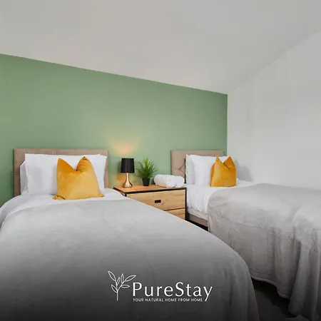 Сasa de vacaciones Stylish 5-bedroom Retreat Sleeps 9 By Purestay *