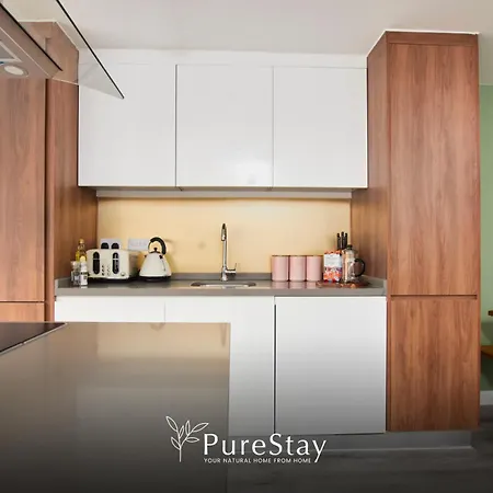 Сasa de vacaciones Stylish 5-bedroom Retreat Sleeps 9 By Purestay Mánchester