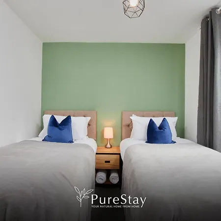 Stylish 5-bedroom Retreat Sleeps 9 By Purestay Vakantiehuis *