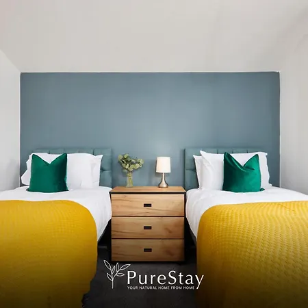Semesterbostad Luxury 5-bedroom House Sleeps 9 With Private Garden By Purestay Manchester