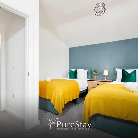 Semesterbostad Luxury 5-bedroom House Sleeps 9 With Private Garden By Purestay