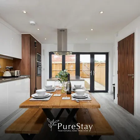 Luxury 5-bedroom House Sleeps 9 With Private Garden By Purestay Semesterbostad *